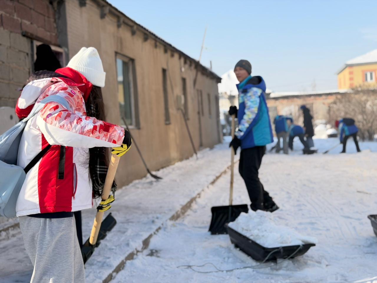В рамках экоакции «Таза Қазақстан» волонтёры очистили дворы пожилых жителей столицы от снега