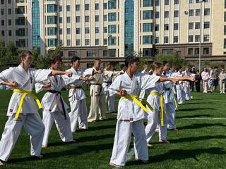 В Астане торжественно открыли спортивную площадку при школе