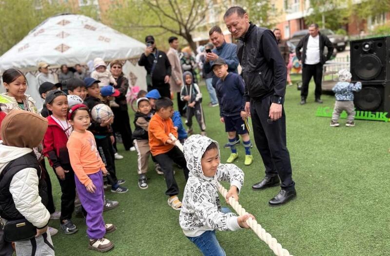 Во время субботника в Астане сшили юрту и провели соревнования по национальным играм