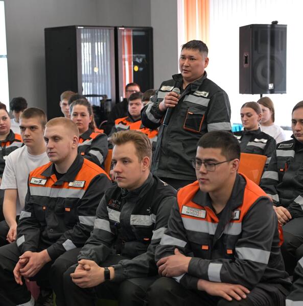 Молодежь Аксу обсудила с акимом области проект новой Конституции и будущее региона