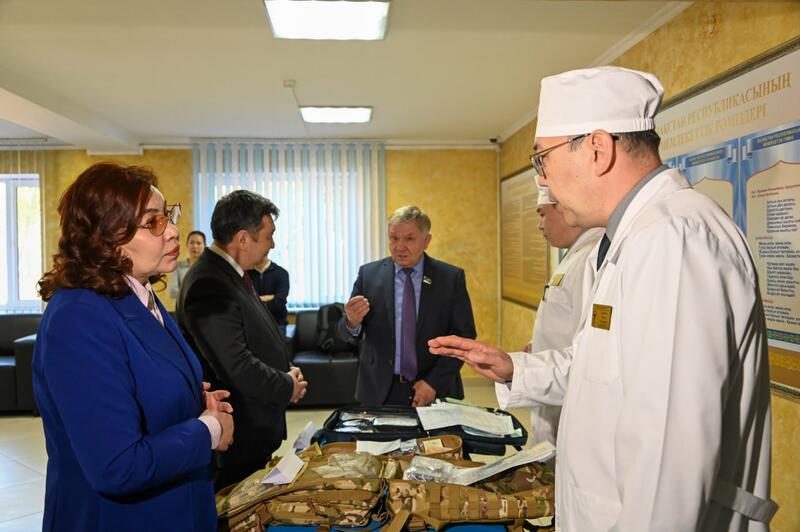 В Астане депутаты Сената Парламента посетили военный госпиталь