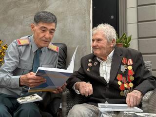 В Алматы военнослужащие поздравили ветерана войны Леонида Подколзина с 99-летием