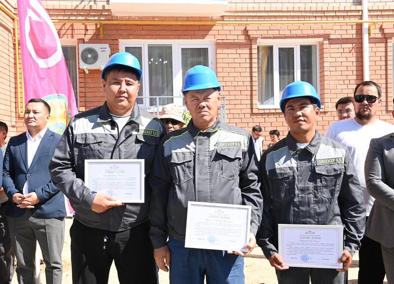 На левом берегу вручили ключи от 60-квартирного жилого дома