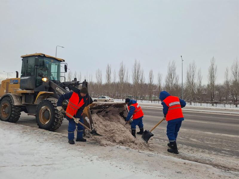 Свыше 3 тысяч рабочих и более 1800 единиц техники: в Астане продолжается круглосуточная очистка от снега