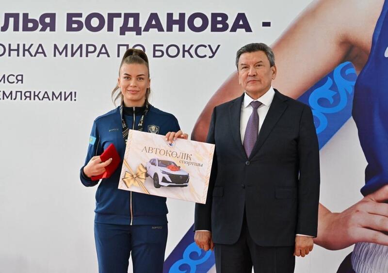 В Северо-Казахстанской области чествовали чемпионку мира по боксу Наталью Богданову