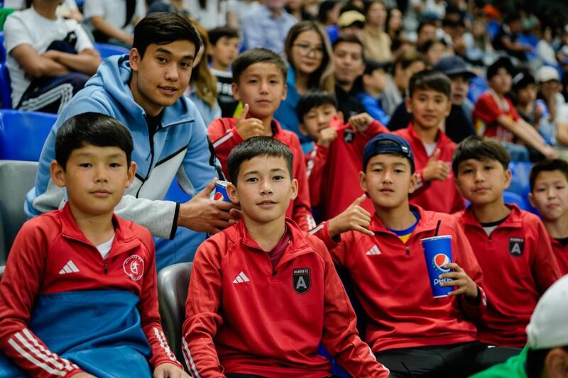 Молодёжь столицы провела необычный флешмоб ко Дню эколога