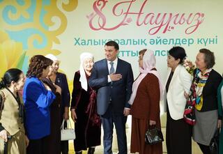 АКИМ ТУРКЕСТАНСКОЙ ОБЛАСТИ ВСТРЕТИЛСЯ С МНОГОДЕТНЫМИ И УВАЖАЕМЫМИ МАТЕРЯМИ И ПОЗДРАВИЛ ИХ С ПРАЗДНИКОМ