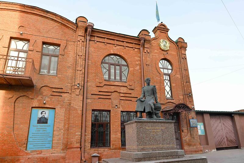 Делегация области Абай посетил памятник Шокана Уалиханова и мемориальную доску Кемеля Токаева в Омске