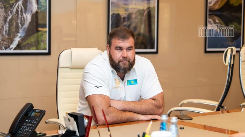 Аким ВКО от имени Президента РК вручил награды призёру Всемирных игр кочевников Вадиму Макарцову