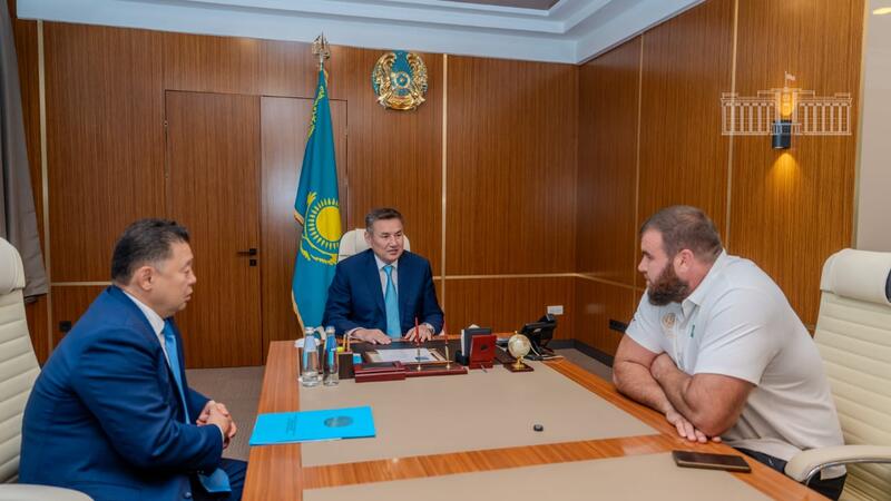 Аким ВКО от имени Президента РК вручил награды призёру Всемирных игр кочевников Вадиму Макарцову