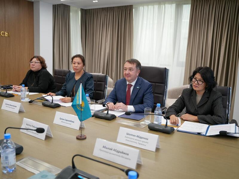 Министр юстиции Ерлан Сарсембаев встретился с Президентом Фонда Тюркской культуры и наследия Актоты Раимкуловой