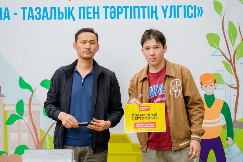 Более 100 студентов и волонтеров поддержали акцию «Таза Қазақстан» и провели субботник в Астане