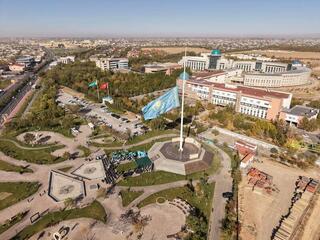В ТУРКЕСТАНСКОЙ ОБЛАСТИ ПОДНЯЛИ ГОСУДАРСТВЕННЫЙ ФЛАГ И ОТДАЛИ ДАНЬ УВАЖЕНИЯ ГОЛУБОМУ ПОЛОТНУ