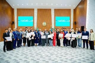 Депутаты столичного маслихата вручили образовательные гранты молодежи Астаны