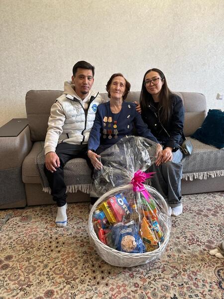 В Астане прошла акция «Эстафета добра» ко Дню Победы: ветеранам вручили подарки