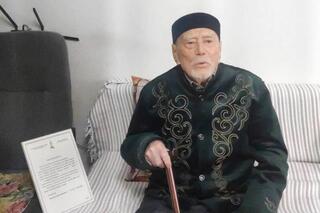 В Костанае военнослужащие поздравили фронтовика Касымхана Алдабергенова
