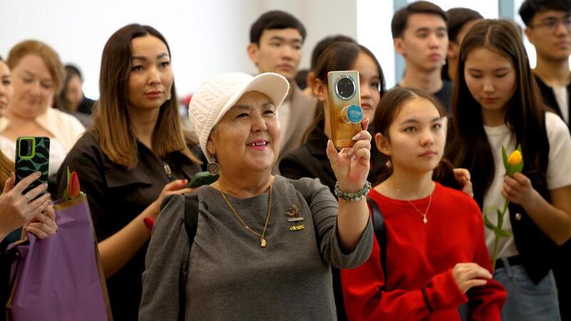 Масштабную акцию в поддержку новой Конституции накануне 8 марта провели в Астане