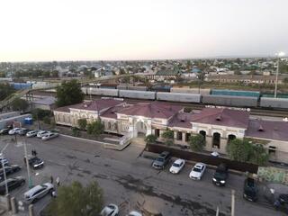 Аким области ознакомился с работами по капитальному ремонту железнодорожного вокзала в Шиели