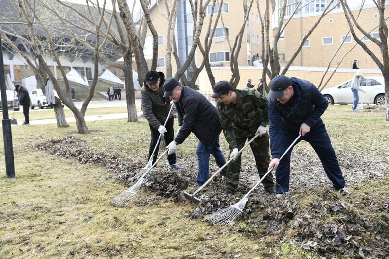 «Таза Қазақстан»: около 200 сотрудников цирка вышли на субботник в Астане
