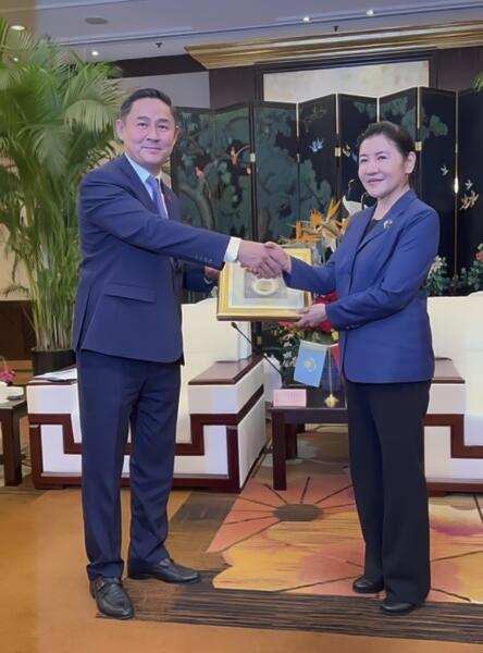 Министр юстиции Республики Казахстан Азамат Ескараев встретился с Министром юстиции Китайской Народной Республики Хэ Жун
