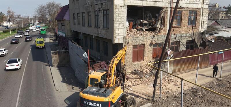Крупное здание сносят в Алматы по решению суда