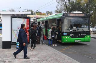 Поездки в общественном транспорте в Алматы более чем на 4 км финансово выгоднее, чем на личном авто