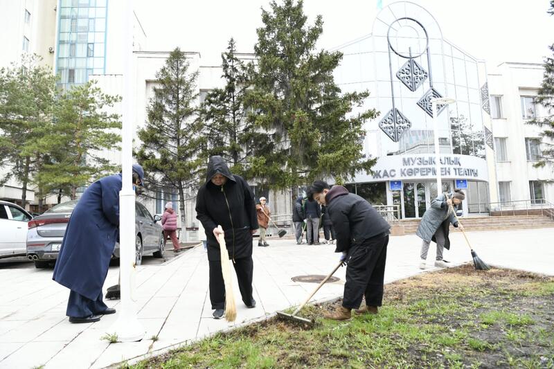 «Таза Қазақстан – наш общий дом»: деятели искусств Астаны провели субботник
