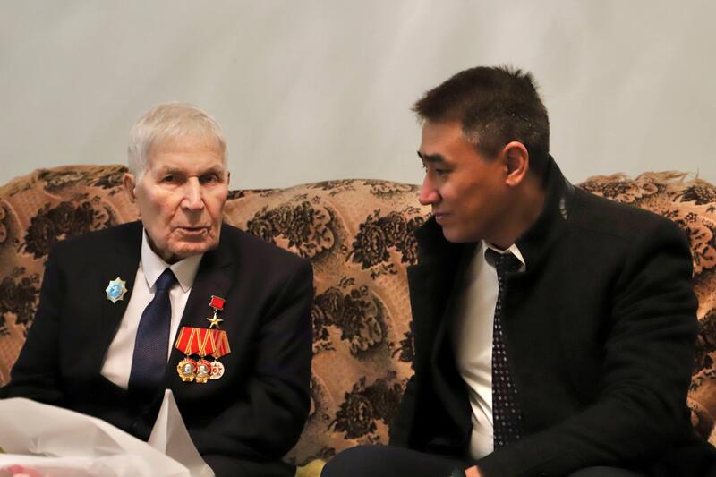 О. Анафин поздравил ветеранов труда с Днем пожилых людей