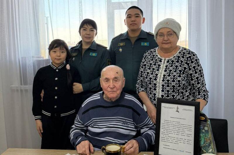 В Костанае военнослужащие поздравили фронтовика с двойным праздником