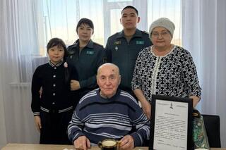 В Костанае военнослужащие поздравили фронтовика с двойным праздником