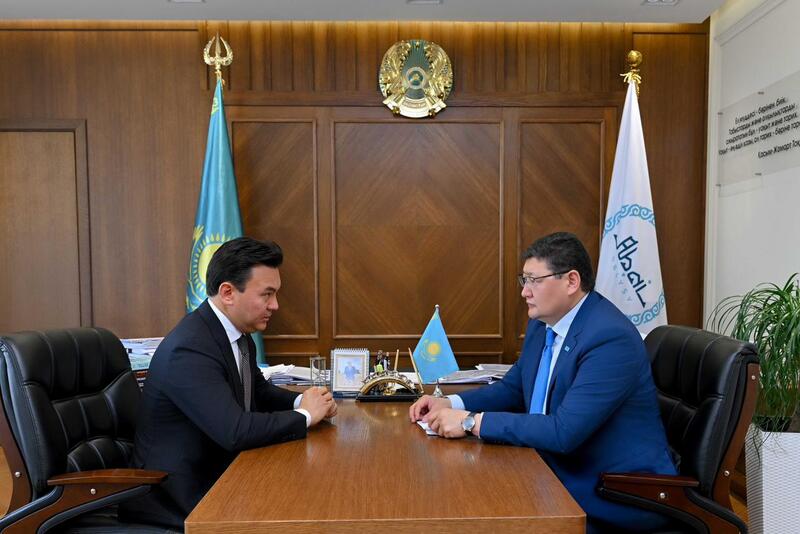 Аким области встретился с президентом Международного общества «Қазақ тілі» Рауаном Кенжеханулы
