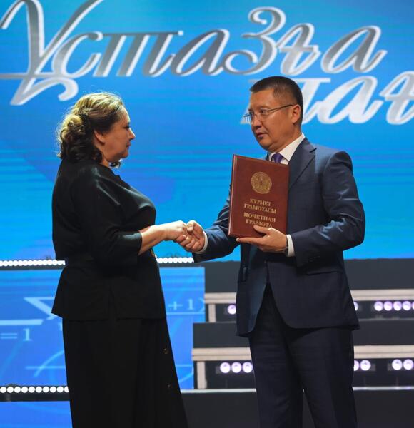 Аким Павлодарской области поздравил учителей с профессиональным праздником