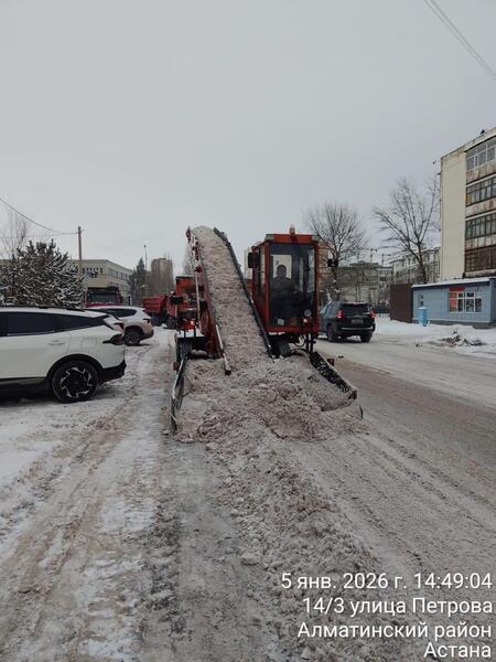 Свыше 3 тысяч рабочих и более 1800 единиц техники: в Астане продолжается круглосуточная очистка от снега