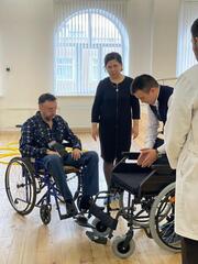 Лицам с инвалидностью области Абай подарили кресло-коляски