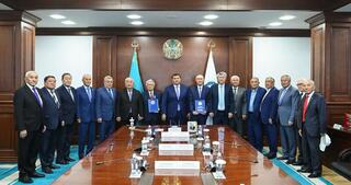 Глава региона поздравил ветеранов труда с юбилеями