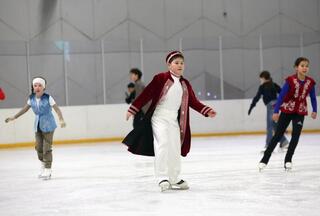 В Алматы впервые прошло массовое катание на льду в национальных костюмах