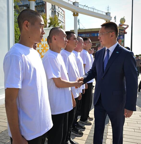 В Павлодаре проводили на срочную службу новобранцев осеннего призыва
