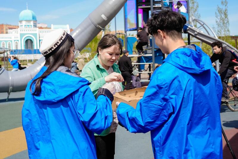 15 кило счастья: В Астане прошла необычная акция ко Дню единства