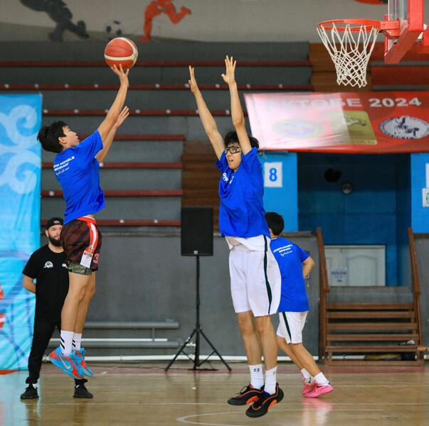 Международный тренер Йорик Майклс проводит семинар по баскетболу для актюбинских тренеров и спортсменов