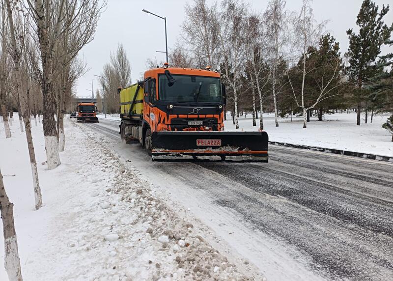 Более 1200 единиц спецтехники задействуют в снегоуборочных работах ночью в Астане