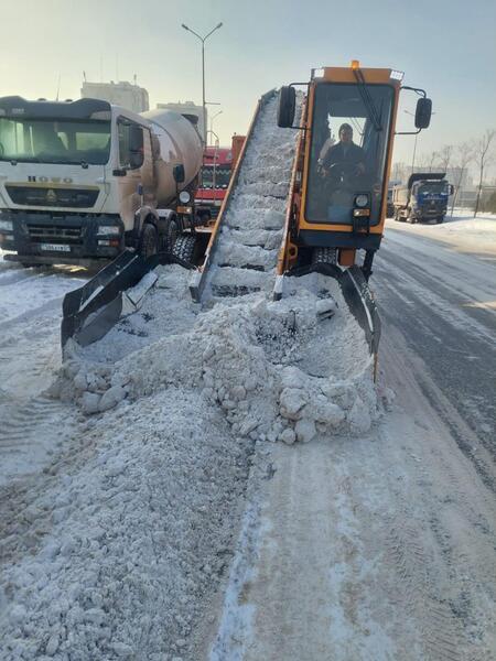 Более 3 000 дорожных рабочих заняты в снегоуборочных работах в Астане