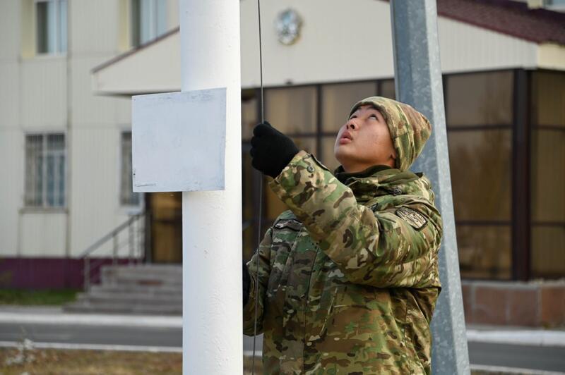 В День Республики в воинских частях прошла церемония поднятия Государственного флага