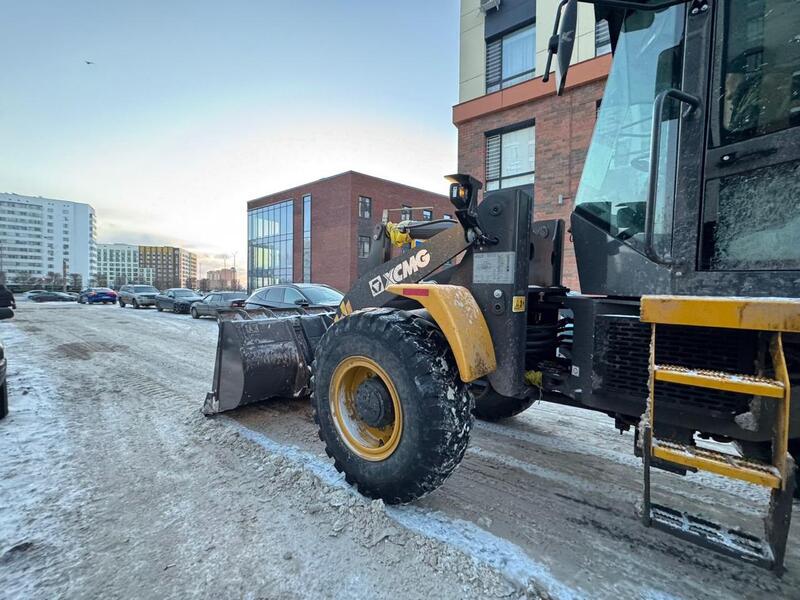 Свыше 1 400 единиц спецтехники задействованы в снегоуборочных работах и посыпке тротуаров техсолью в Астане