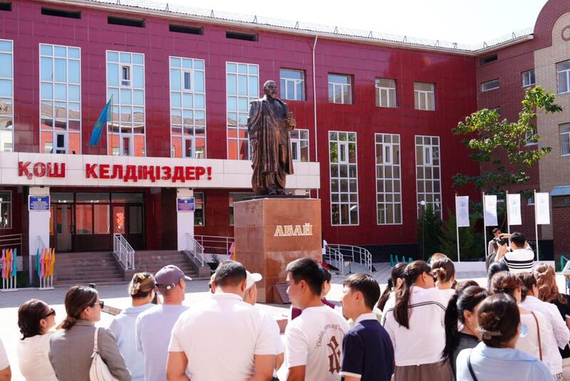 К памятнику Абая Кунанбаева возложены цветы