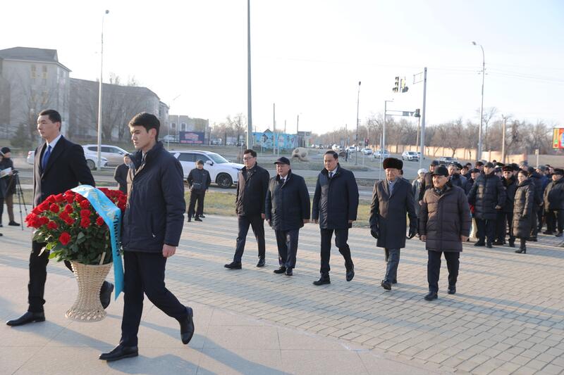 Церемония возложения цветов к монументу «Тәуелсіздік» состоялась в Таразе