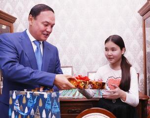 Одаренным жамбылским ученикам вручили новогодние подарки от имени Президента страны