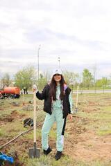 «Алматы – город-сад»: известная актриса посадила именную яблоню