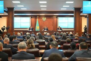 Председатель Сената Маулен Ашимбаев встретился с депутатами Маслихата и общественными деятелями