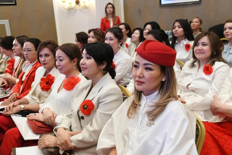 Женщин - представительниц рабочих профессий чествовали на конференции в Астане