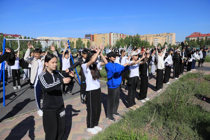 Более 200 школьников вместе сделали утреннюю зарядку